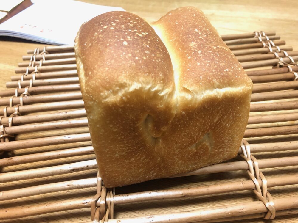 ちょっといびつだけど、ふくらんできたパンの写真