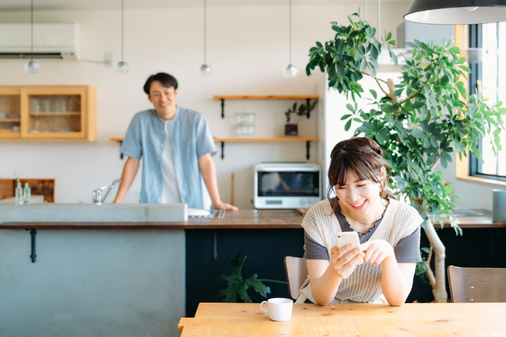 一緒に話し合いながら夫婦で協力しているところ