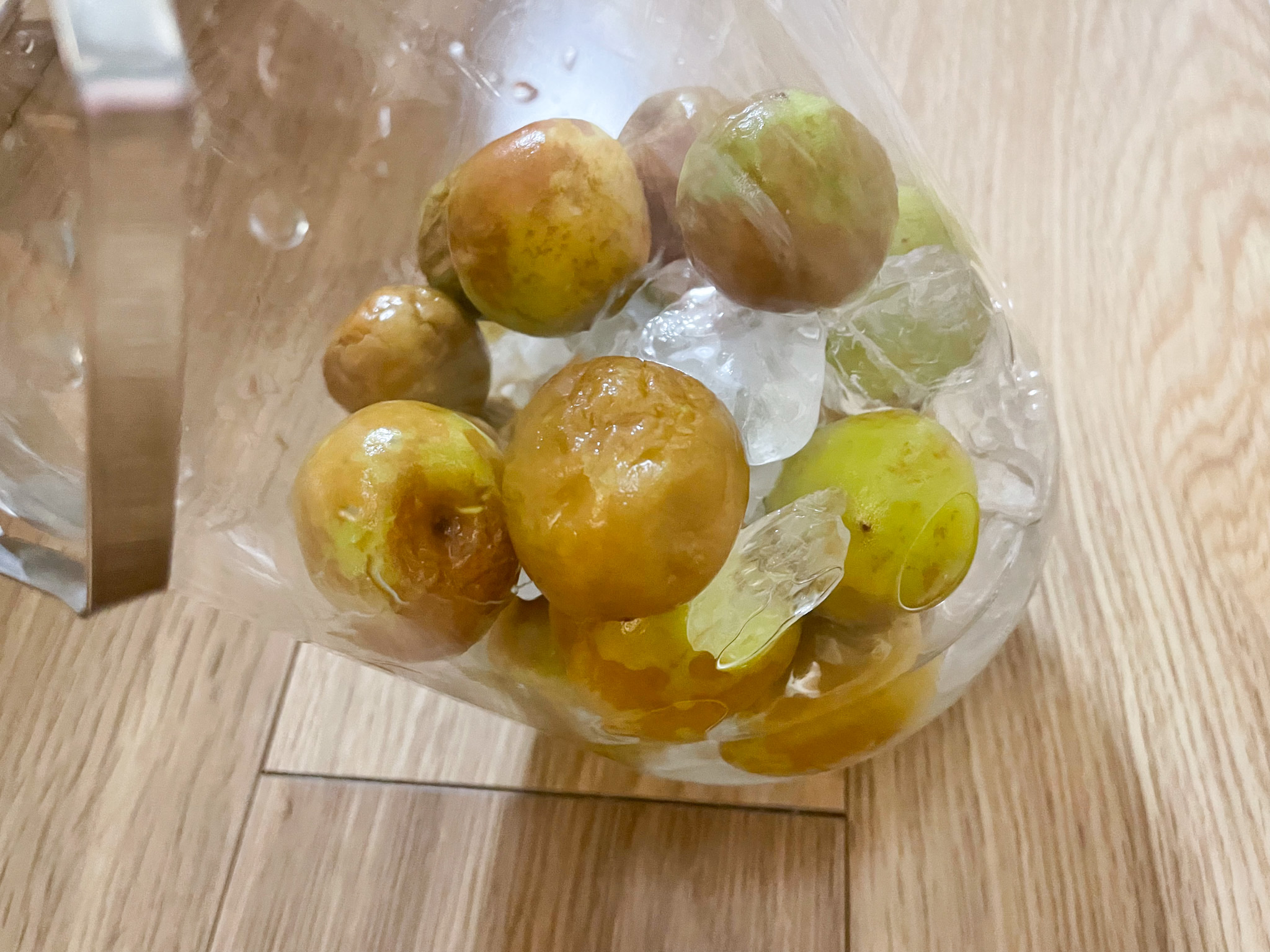 梅ジュース4日目の写真:傾けたところ